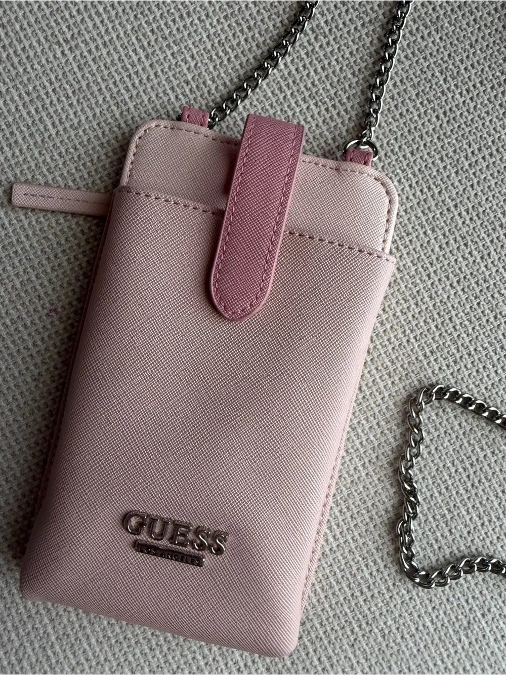 GUESS Blush Pink Chain Crossbody Phone Case with zipper comprar behind